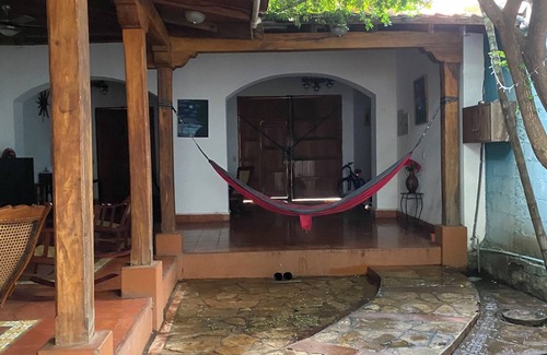 Leon House | Sunrise Guest House: Cozy rooms, Spanish lessons, tours, and shuttles in León.