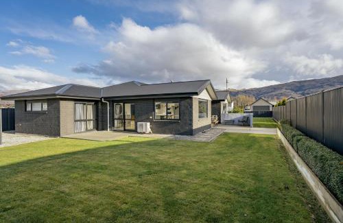 Lowburn House | Sunrise Hideaway - Cromwell Holiday Home