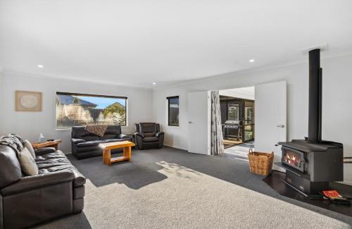 Lowburn House | Sunrise Hideaway - Cromwell Holiday Home