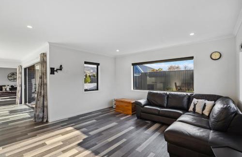 Lowburn House | Sunrise Hideaway - Cromwell Holiday Home