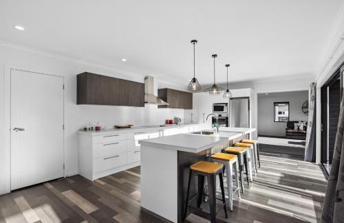 Lowburn House | Sunrise Hideaway - Cromwell Holiday Home