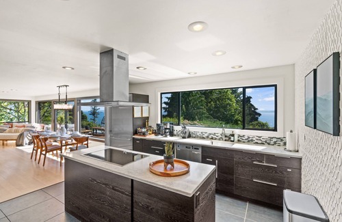 Rollingbay House | Sunrise Oasis. Water View. Family & Dog friendly