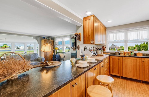 Newburyport House | Sunrise Paradise: 360degree sunset & sunrise views, roof deck, garden dining, grill, AC