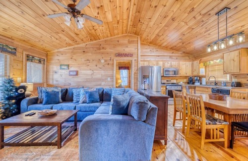 Blue Ridge Cabin | Sunrise Ridge-10 Min to Blue Ridge,Hot Tub,Privacy