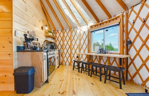 Knox Dale RV Rental | Sunrise Sanctuary |Modern Yurt w/Hot Tub, Stargazing Loft & Mountain Views