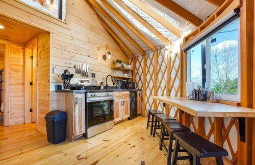 Knox Dale RV Rental | Sunrise Sanctuary |Modern Yurt w/Hot Tub, Stargazing Loft & Mountain Views