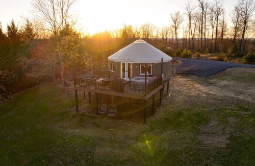 Knox Dale RV Rental | Sunrise Sanctuary |Modern Yurt w/Hot Tub, Stargazing Loft & Mountain Views