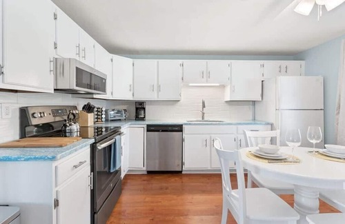 Rye Apartment | Sunrise Sanctuary | Walk to Wallis | Ocean Views