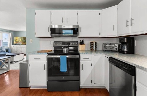 Rye Apartment | Sunrise Sanctuary | Walk to Wallis | Ocean Views