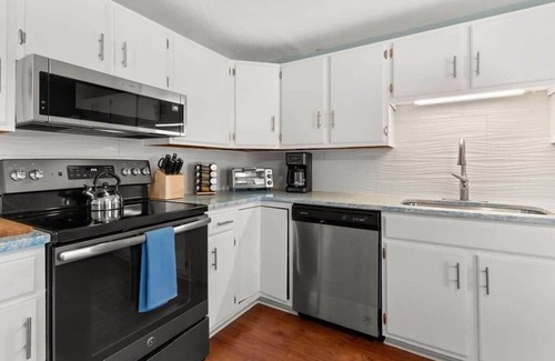 Rye Apartment | Sunrise Sanctuary | Walk to Wallis | Ocean Views