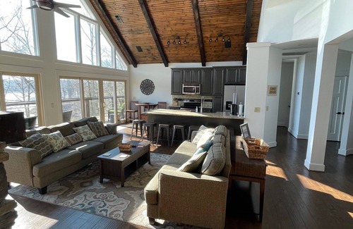 Cadiz House | 'Sunrise Serenity' Luxury Lake House Lake Barkley