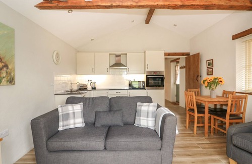 Long Sutton Cottage | SUNRISE STABLE, family friendly, with open fire in Long Sutton