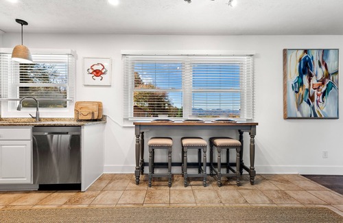 Asheville House | Sunrise & Sunset Views | Hot Tub | Fire pit | Custom patio | Private | Quiet