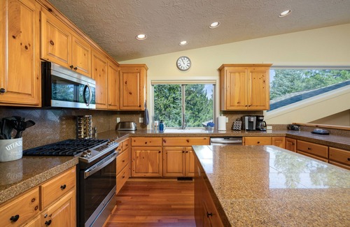 Sunriver House | SUNRIVER, 3 King Suites+Bunk Room! On 14th Green, Hot Tub, Bikes, 10 SHARC Pass