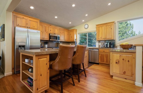 Sunriver House | SUNRIVER, 3 King Suites+Bunk Room! On 14th Green, Hot Tub, Bikes, 10 SHARC Pass