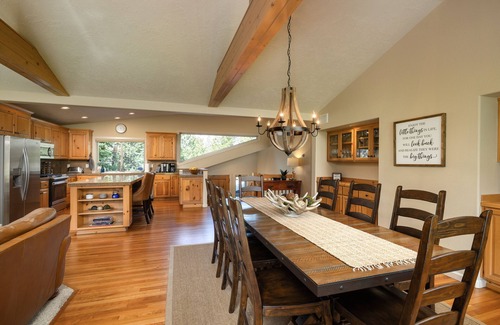 Sunriver House | SUNRIVER, 3 King Suites+Bunk Room! On 14th Green, Hot Tub, Bikes, 10 SHARC Pass