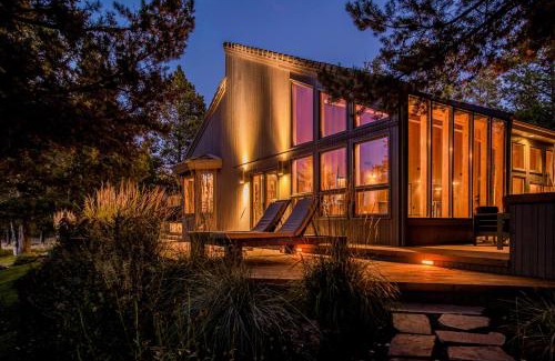 Sunriver House | Sunriver by AvantStay Cozy Mountain Home w Indoor Pool and Hot Tub