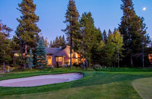 Sunriver House | Sunriver by AvantStay Cozy Mountain Home w Indoor Pool and Hot Tub