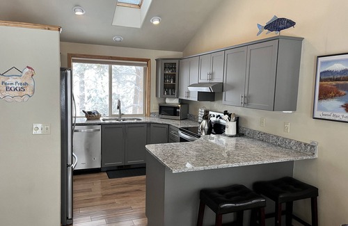 Sunriver House | Sunriver Retreat - Sleeps 9/HotTub/SHARC Passes/No Extra Fees/NOW WITH A/C!