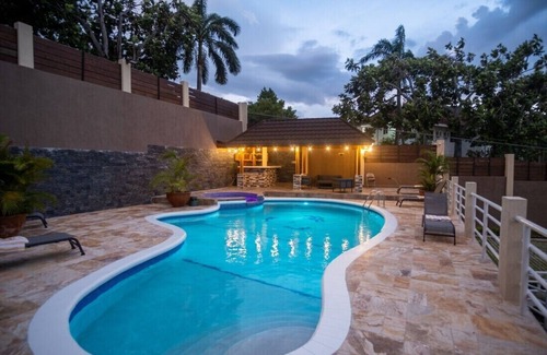 Montego Bay Villa | Sunseeker-Modern Chic Montego Bay Large Groups Butler 10