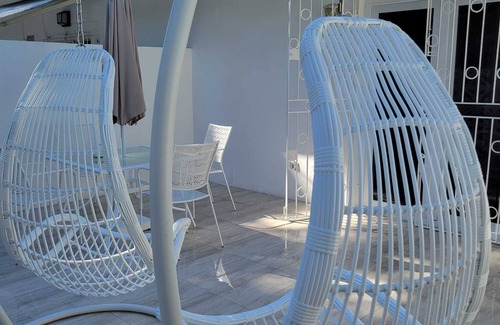 Montego Bay Apartment | Sunset Arms 3: 2brm/2wsr, Airport-Beach-Hipstrip