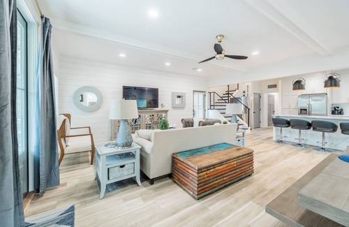 Eclectic House | Sunset at Shorline - New Modern Lake View Home