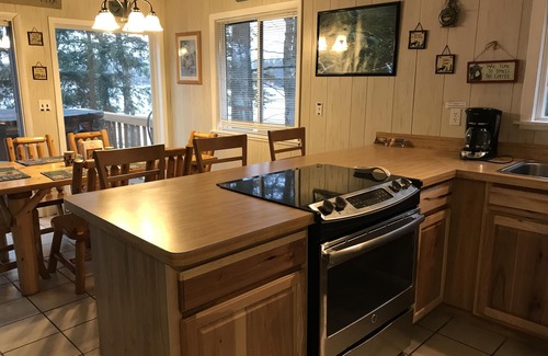 Lake Arrowhead Ski Chalet | Sunset Beach Chalet with Hot Tub & Fire Pit Near Hiking, Skiing & Snowmobiling