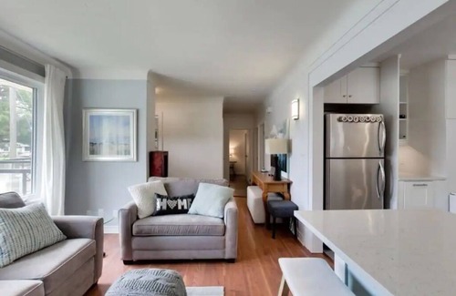 Port Weller West House | Sunset Beach House - Wineries & Niagara Falls