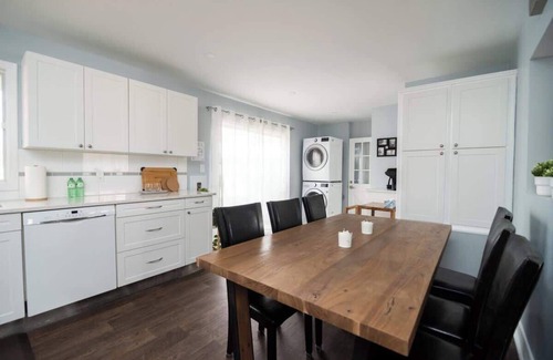 Port Weller House | Sunset Beach House - Remodeled - 1 block to beach