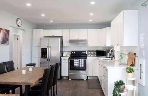 Port Weller House | Sunset Beach House - Remodeled - 1 block to beach