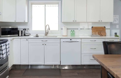Port Weller House | Sunset Beach House - Remodeled - 1 block to beach