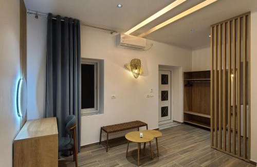 Qeparo House | Sunset Boulevard Rooms