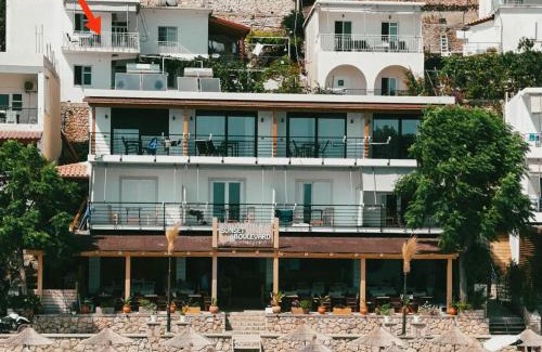 Qeparo House | Sunset Boulevard Rooms