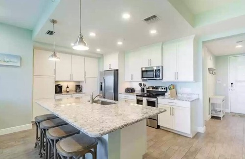 Whitney Beach Condo | Sunset Escape - Incredible Waterfront Condo Near Beautiful Anna Maria Island!