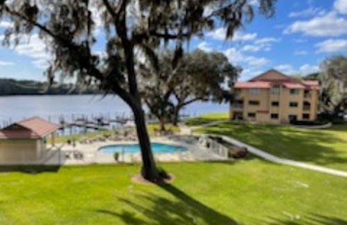 Welaka Condo | Sunset Getaway