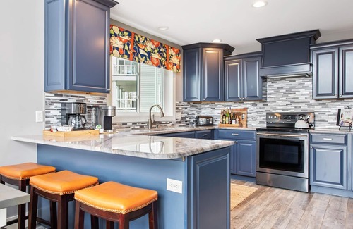 Miami Park House | Sunset Haven | 5 BR | Lake Michigan Access with Hot Tub