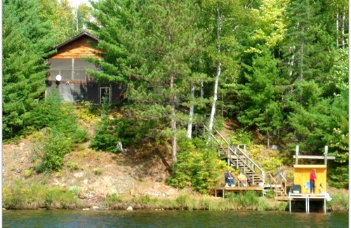 Republic Cabin | SUNSET HOUSE (Republic, MI) WIFI-Cozy lakefront cottage with kayaks and a sauna, pet-friendly
