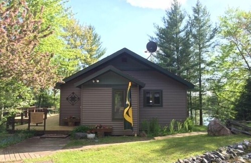 Republic Cabin | SUNSET HOUSE (Republic, MI) WIFI-Cozy lakefront cottage with kayaks and a sauna, pet-friendly
