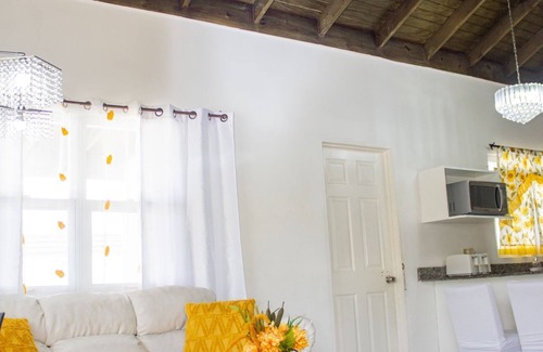 Runaway Bay House | Sunset inn near the beach