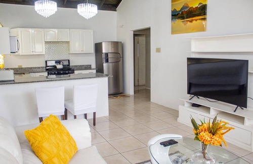 Runaway Bay House | Sunset inn near the beach