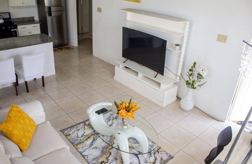 Runaway Bay House | Sunset inn near the beach