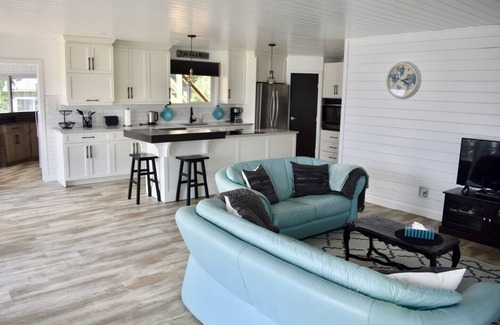 Kenora House | Sunset Island on Lake of the Woods - Beautiful, Modern & Private