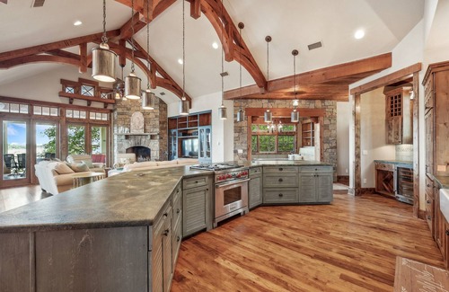 Graham House | Sunset Manor- with a DOCK & HOT TUB!