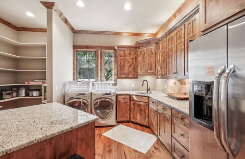 Graham House | Sunset Manor- with a DOCK & HOT TUB!