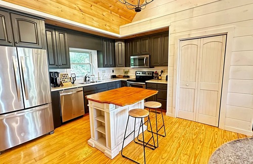 Wolf Laurel Cabin | Sunset Mtn View*Hot Tub*Fire Pit*Game Rm*Massage Chair*Hiking*Near Hatley Pointe