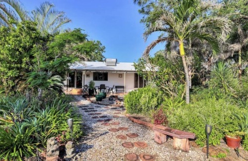 Dundee Beach House | Sunset on Mermaid-Waterfront