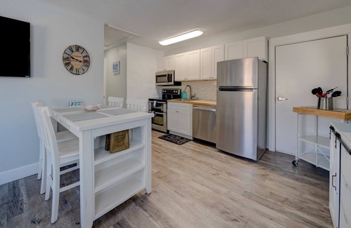 Bid-a-wee Beach Cottage | SUNSET ON MILLCOLE-Newly renovated 2br/2ba Duplex one block to beach