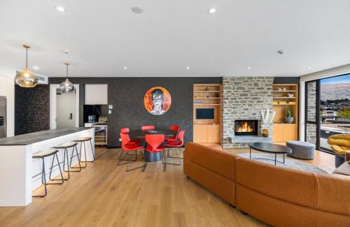 Wanaka Apartment | Sunset over Roy