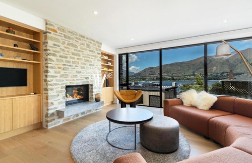 Wanaka Apartment | Sunset over Roy