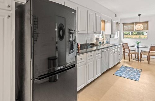Virginia Park House | Sunset Park Retreat w/Heated Pool, Lanai, Putting Green & Room for 8 – Relax in South Tampa!